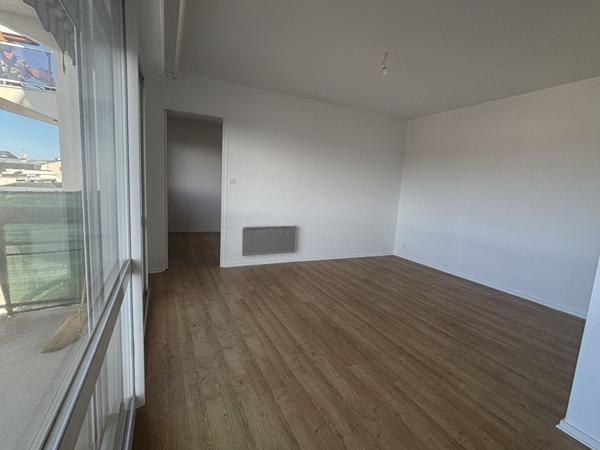 APPT T2 TRES LUMINEUX AVEC BALCON, parking et cave , Vannes