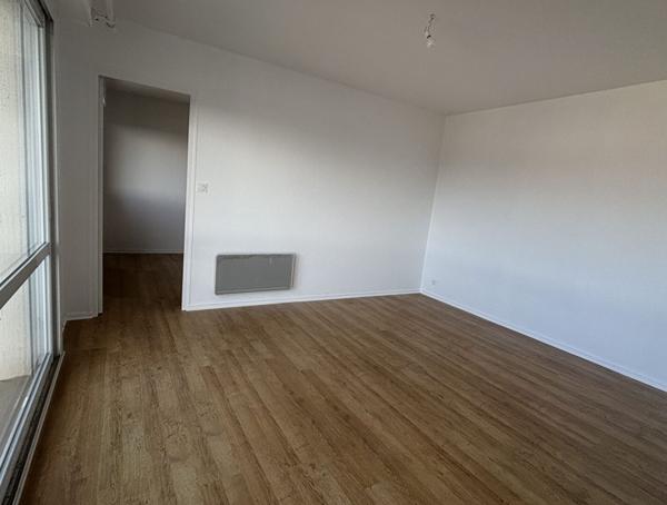 APPT T2 TRES LUMINEUX AVEC BALCON, parking et cave , Vannes