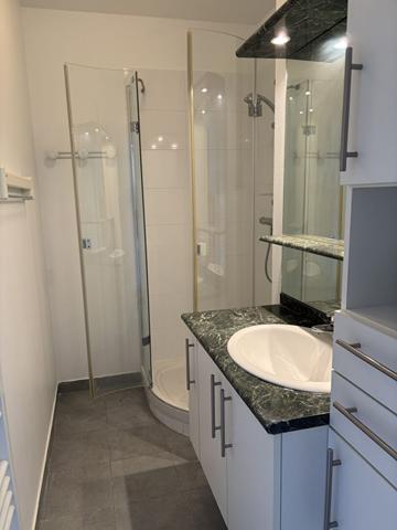 APPT T2 TRES LUMINEUX AVEC BALCON, parking et cave , Vannes