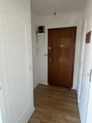 APPT T2 TRES LUMINEUX AVEC BALCON, parking et cave , Vannes