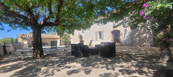 Relais de chasse de François 1er de 430 m² entièrement restauré en 2019 avec goût et des matériaux de qualité à l'abri des regards