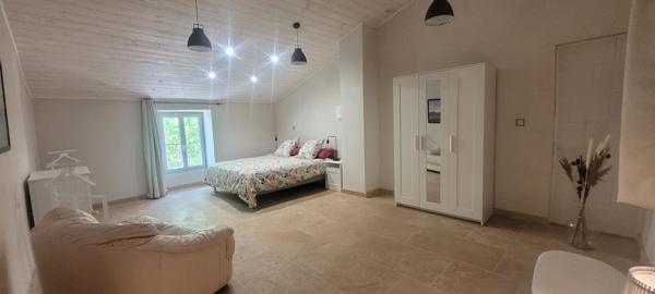 Relais de chasse de François 1er de 430 m² entièrement restauré en 2019 avec goût et des matériaux de qualité à l'abri des regards