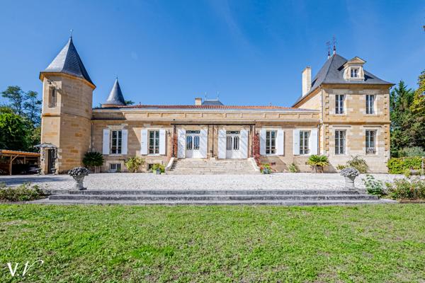 SUPERBE CHATEAU DU XIXème - LEOGNAN