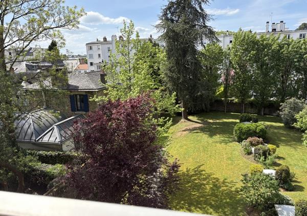 Appartement T5 traversant Est Ouest de 117 m² avec terrasse et parking au troisième étage avec ascenseur