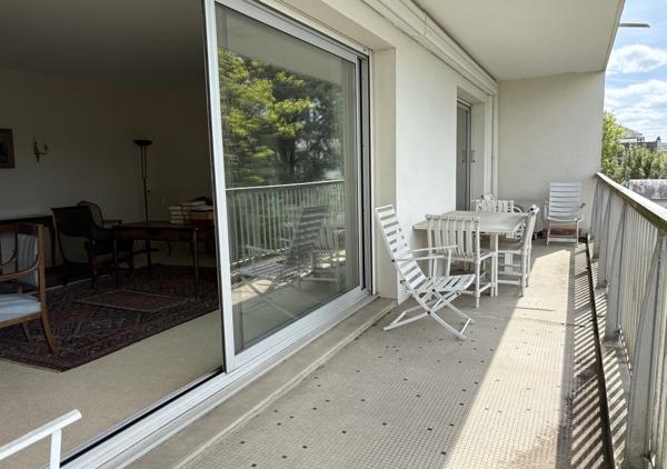 Appartement T5 traversant Est Ouest de 117 m² avec terrasse et parking au troisième étage avec ascenseur