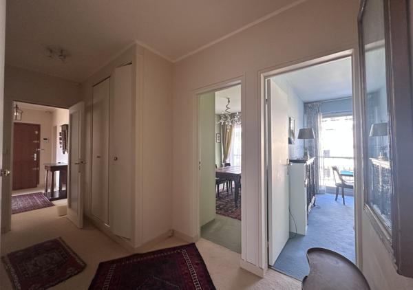 Appartement T5 traversant Est Ouest de 117 m² avec terrasse et parking au troisième étage avec ascenseur