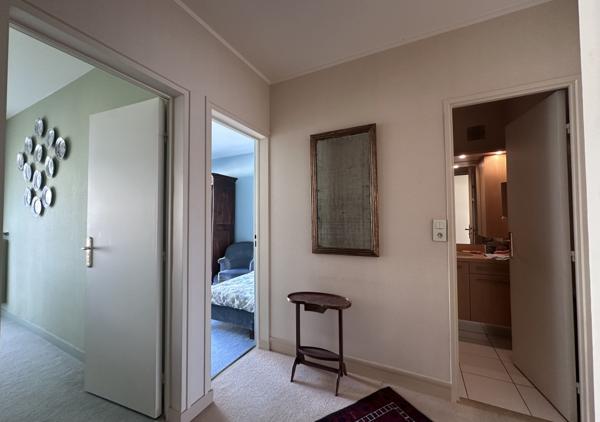 Appartement T5 traversant Est Ouest de 117 m² avec terrasse et parking au troisième étage avec ascenseur