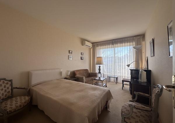Appartement T5 traversant Est Ouest de 117 m² avec terrasse et parking au troisième étage avec ascenseur