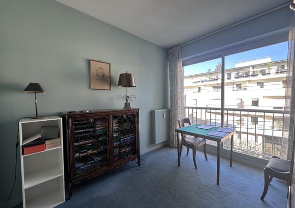 Appartement T5 traversant Est Ouest de 117 m² avec terrasse et parking au troisième étage avec ascenseur