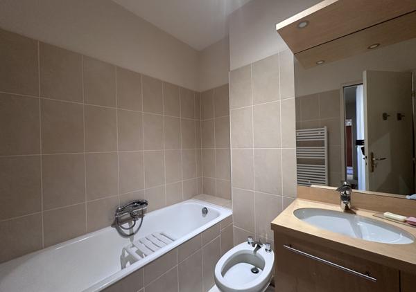 Appartement T5 traversant Est Ouest de 117 m² avec terrasse et parking au troisième étage avec ascenseur