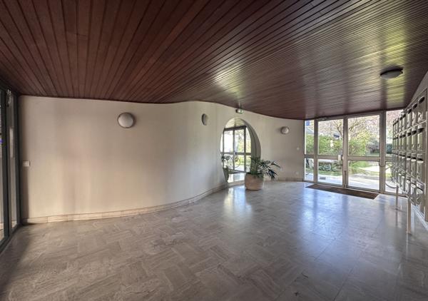 Appartement T5 traversant Est Ouest de 117 m² avec terrasse et parking au troisième étage avec ascenseur