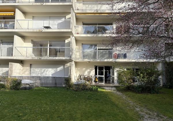 Appartement T5 traversant Est Ouest de 117 m² avec terrasse et parking au troisième étage avec ascenseur
