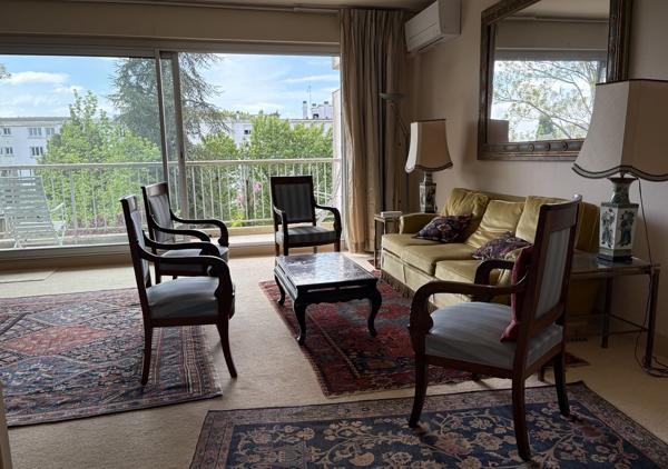 Appartement T5 traversant Est Ouest de 117 m² avec terrasse et parking au troisième étage avec ascenseur