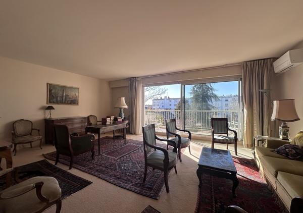 Appartement T5 traversant Est Ouest de 117 m² avec terrasse et parking au troisième étage avec ascenseur