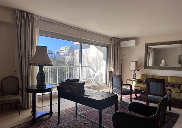 Appartement T5 traversant Est Ouest de 117 m² avec terrasse et parking au troisième étage avec ascenseur