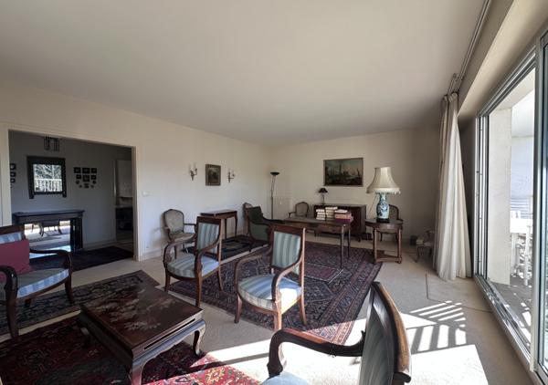Appartement T5 traversant Est Ouest de 117 m² avec terrasse et parking au troisième étage avec ascenseur