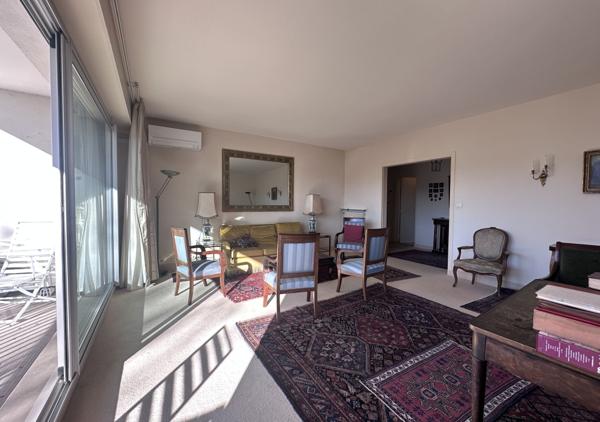 Appartement T5 traversant Est Ouest de 117 m² avec terrasse et parking au troisième étage avec ascenseur