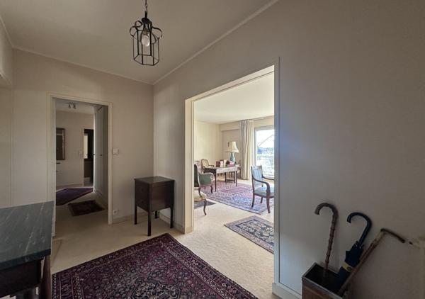 Appartement T5 traversant Est Ouest de 117 m² avec terrasse et parking au troisième étage avec ascenseur
