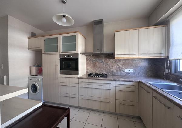 Appartement T5 traversant Est Ouest de 117 m² avec terrasse et parking au troisième étage avec ascenseur