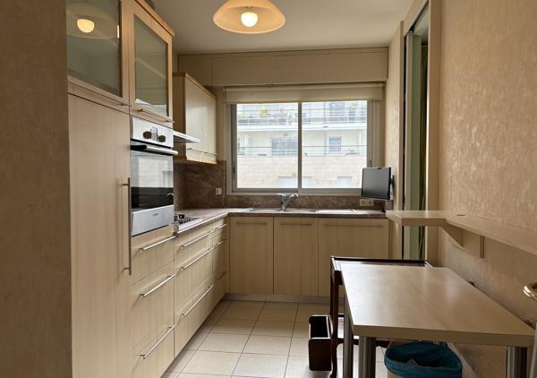 Appartement T5 traversant Est Ouest de 117 m² avec terrasse et parking au troisième étage avec ascenseur