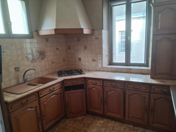 Maison familiale : 3 chambres, garage, cour, balcon