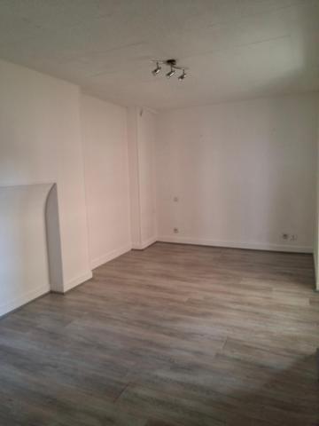 Maison familiale : 3 chambres, garage, cour, balcon