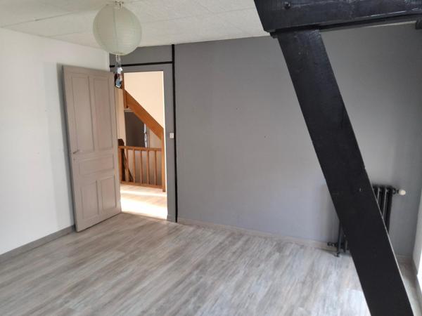 Maison familiale : 3 chambres, garage, cour, balcon