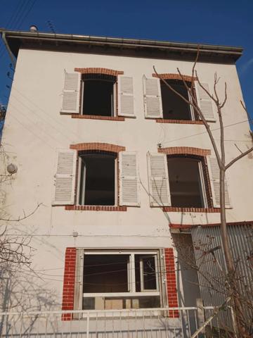 Ensemble immobilier A RESTAURER ENTIEREMENT comprenant maison de ville, appartement et 2 anciens ateliers de coutellerie