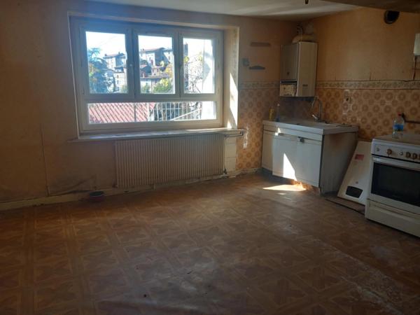 Ensemble immobilier A RESTAURER ENTIEREMENT comprenant maison de ville, appartement et 2 anciens ateliers de coutellerie