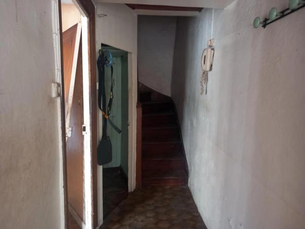 Ensemble immobilier A RESTAURER ENTIEREMENT comprenant maison de ville, appartement et 2 anciens ateliers de coutellerie