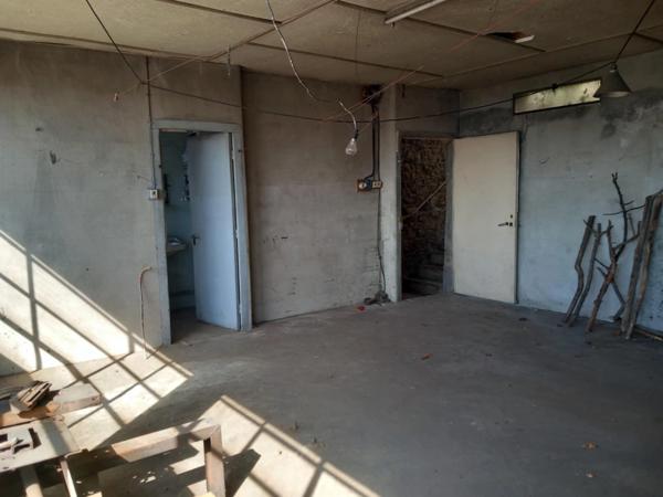 Ensemble immobilier A RESTAURER ENTIEREMENT comprenant maison de ville, appartement et 2 anciens ateliers de coutellerie