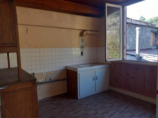 Ensemble immobilier A RESTAURER ENTIEREMENT comprenant maison de ville, appartement et 2 anciens ateliers de coutellerie