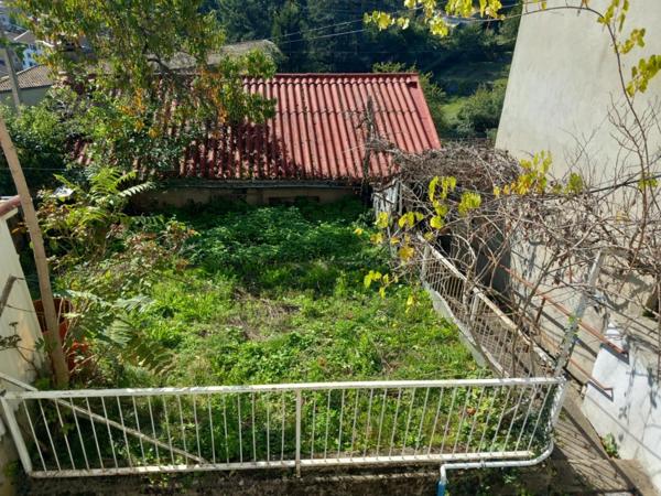 Ensemble immobilier A RESTAURER ENTIEREMENT comprenant maison de ville, appartement et 2 anciens ateliers de coutellerie