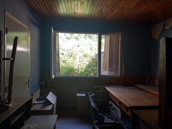 Ensemble immobilier A RESTAURER ENTIEREMENT comprenant maison de ville, appartement et 2 anciens ateliers de coutellerie