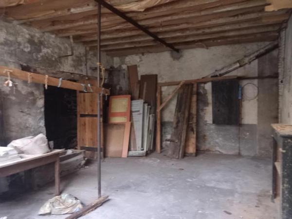 Ensemble immobilier A RESTAURER ENTIEREMENT comprenant maison de ville, appartement et 2 anciens ateliers de coutellerie