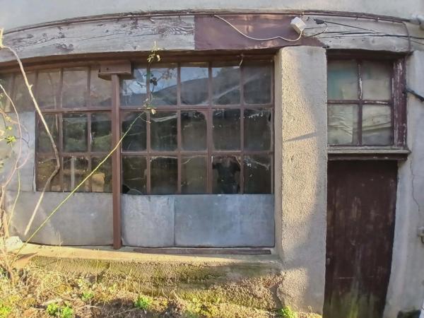 Ensemble immobilier A RESTAURER ENTIEREMENT comprenant maison de ville, appartement et 2 anciens ateliers de coutellerie