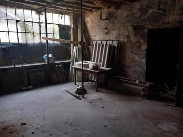 Ensemble immobilier A RESTAURER ENTIEREMENT comprenant maison de ville, appartement et 2 anciens ateliers de coutellerie