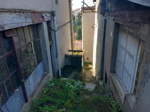Ensemble immobilier A RESTAURER ENTIEREMENT comprenant maison de ville, appartement et 2 anciens ateliers de coutellerie