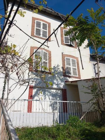 Ensemble immobilier A RESTAURER ENTIEREMENT comprenant maison de ville, appartement et 2 anciens ateliers de coutellerie
