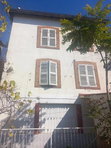 Ensemble immobilier A RESTAURER ENTIEREMENT comprenant maison de ville, appartement et 2 anciens ateliers de coutellerie