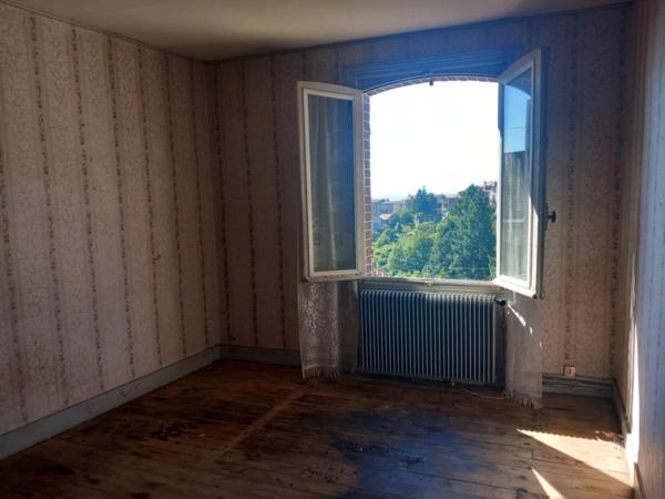 Ensemble immobilier A RESTAURER ENTIEREMENT comprenant maison de ville, appartement et 2 anciens ateliers de coutellerie