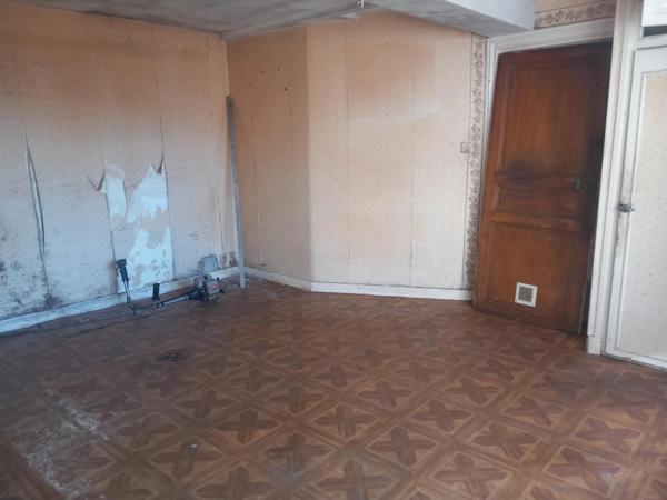 Ensemble immobilier A RESTAURER ENTIEREMENT comprenant maison de ville, appartement et 2 anciens ateliers de coutellerie