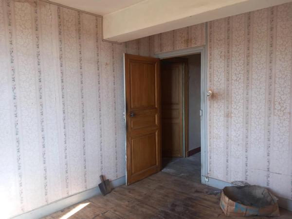 Ensemble immobilier A RESTAURER ENTIEREMENT comprenant maison de ville, appartement et 2 anciens ateliers de coutellerie