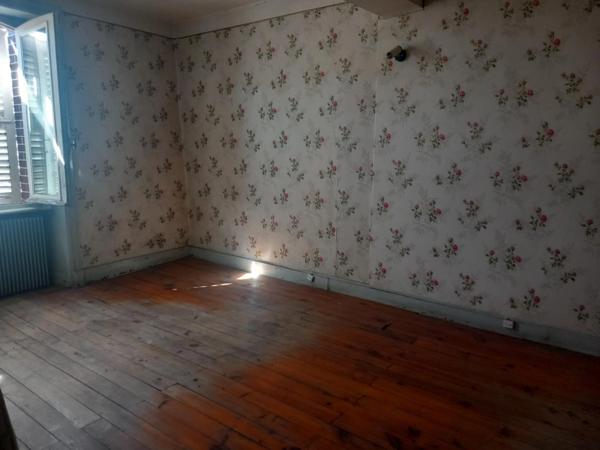 Ensemble immobilier A RESTAURER ENTIEREMENT comprenant maison de ville, appartement et 2 anciens ateliers de coutellerie