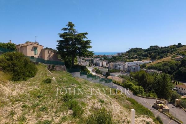 Terrain avec permis de construire à pied des commodités et vue mer