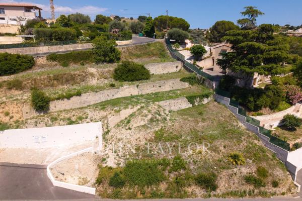 Terrain avec permis de construire à pied des commodités et vue mer