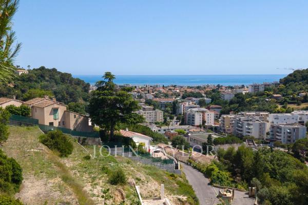 Terrain avec permis de construire à pied des commodités et vue mer