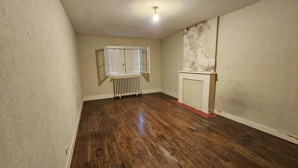 Maison de charme à fort potentiel, proche commerces Noyant (49)