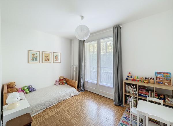 Appartement 90 m2, 3 chambres (possibilité 4), 5 minutes à pied de la gare - 3 balcons, cave et garage fermé