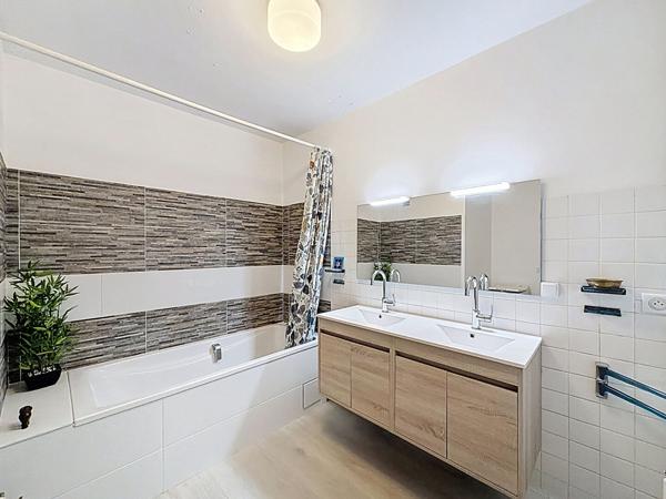 Appartement 90 m2, 3 chambres (possibilité 4), 5 minutes à pied de la gare - 3 balcons, cave et garage fermé